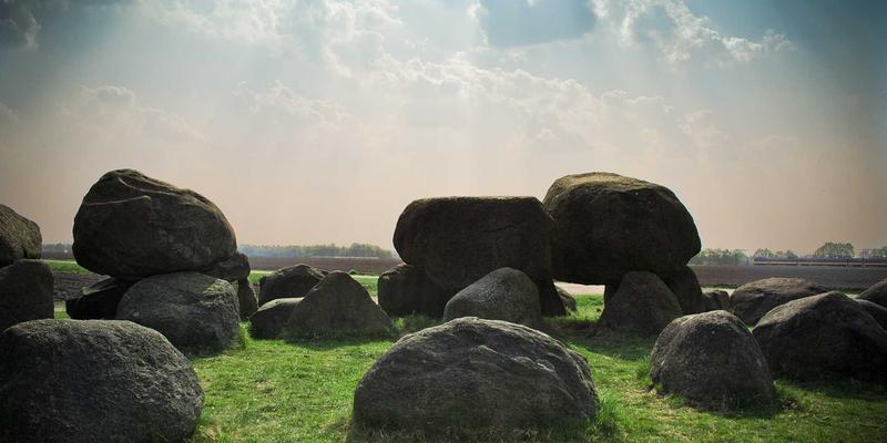 数据中心网络架构演进：从传统三层到现代叶脊（Spine-Leaf）架构的深度解析